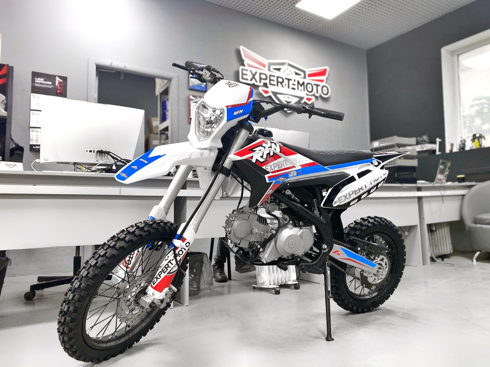 Питбайк кроссовый APOLLO Thunder 125 (125см3,9л.с, колеса 17/14, механика, эл.старт,79кг.) 